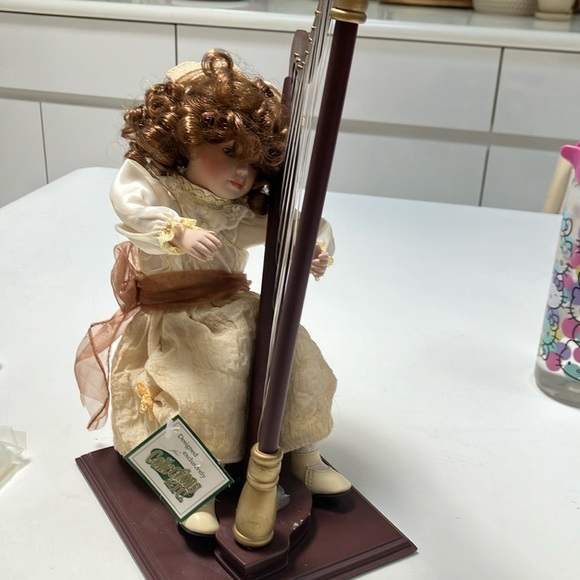 Lovely doll and harp - Picture 1 of 6